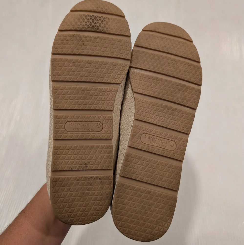 BARETRAPS Posture women's croc embossed ivory leather flats size 8.5